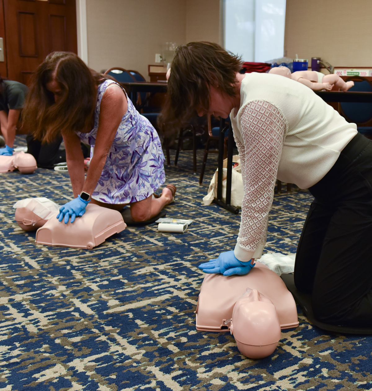 Chest compression on a dummy